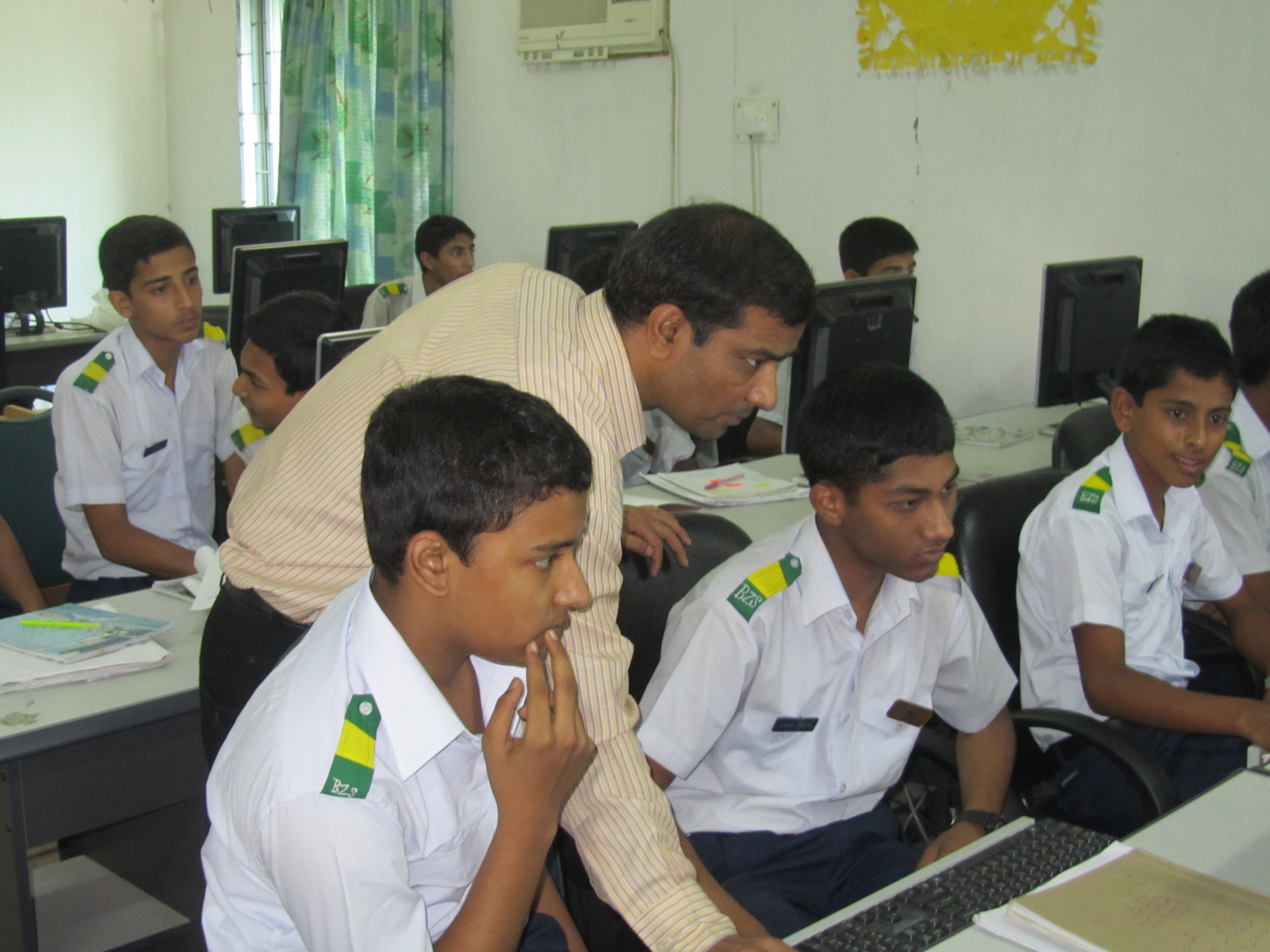 স্যরি, আপনাকে না- কাউকেই না !!! উষ্ঠ্যা মারলাম রাস্তায়, সামনে পড়ে থাকা কলার খোসাটাকে !!! 57