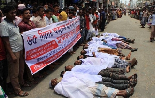 সরকার বন্ধ করে দিয়েছে তাদের সমুদ্রে মাছ ধরার জীবিকা, বাধ্য হয়ে কাফনের কাপড় পড়ে রাস্তায় নেমেছে জেলেরা 1